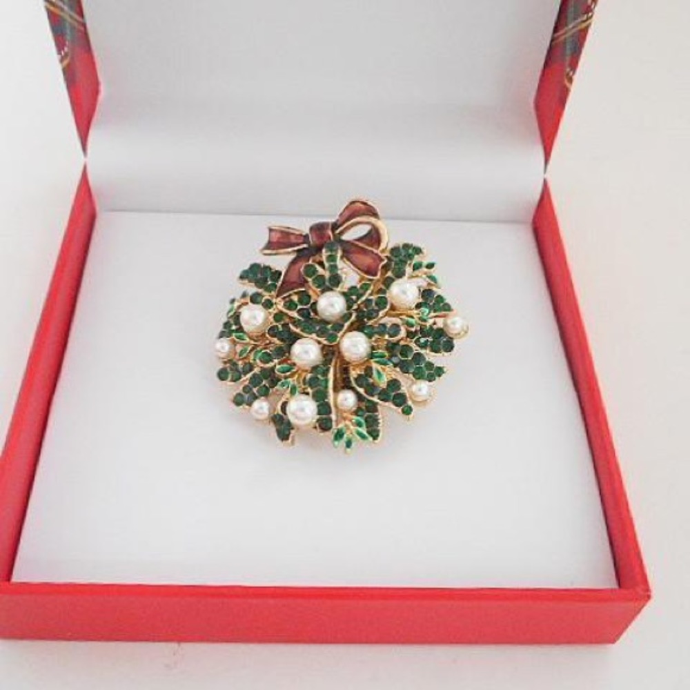 🎄 Wreath pin from charter club
